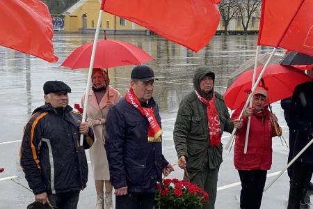 Коммунисты Ставрополья возложили цветы к памятнику В.И. Ленину