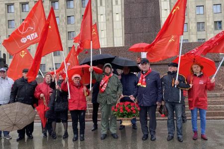 Коммунисты Ставрополья возложили цветы к памятнику В.И. Ленину