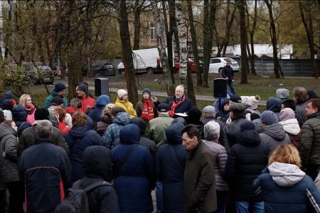 Москва. Протестная встреча депутата Госдумы Сергея Обухова в Гольянове: жителей загоняют на платные парковки