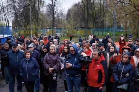 Москва. Протестная встреча депутата Госдумы Сергея Обухова в Гольянове: жителей загоняют на платные парковки