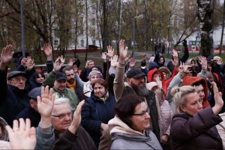 Москва. Протестная встреча депутата Госдумы Сергея Обухова в Гольянове: жителей загоняют на платные парковки