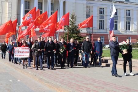 В Орле состоялось торжественное возложение цветов к памятнику В.И. Ленина
