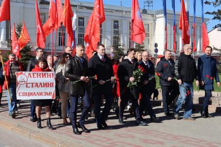 В Орле состоялось торжественное возложение цветов к памятнику В.И. Ленина
