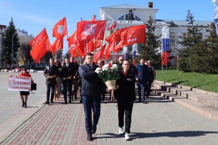 В Орле состоялось торжественное возложение цветов к памятнику В.И. Ленина