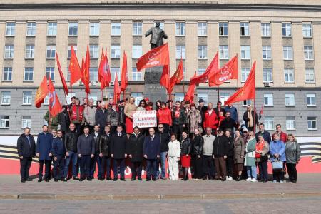 В Орле состоялось торжественное возложение цветов к памятнику В.И. Ленина
