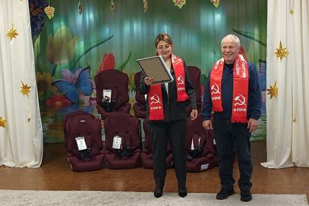 Александр Ющенко: Помощь детям – приоритет в работе в Мелитополе, детскому саду «Чебурашка» передали автокресла как подарок от КПРФ