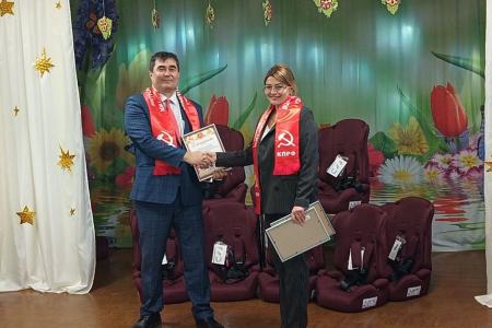 Александр Ющенко: Помощь детям – приоритет в работе в Мелитополе, детскому саду «Чебурашка» передали автокресла как подарок от КПРФ