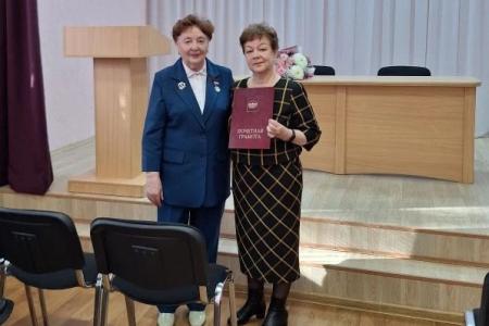 Тюменская область. Депутат КПРФ Тамара Казанцева наградила сотрудника Тобольских электросетей