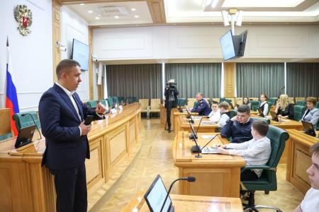 КПРФ организовала поездку в Москву для детей героев