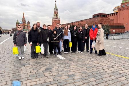 КПРФ организовала поездку в Москву для детей героев