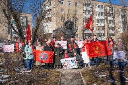 12 апреля, в День космонавтики, коммунисты и комсомольцы Пермского края возложили цветы к памятнику Юрия Алексеевича Гагарина в Перми