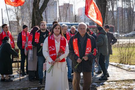 12 апреля, в День космонавтики, коммунисты и комсомольцы Пермского края возложили цветы к памятнику Юрия Алексеевича Гагарина в Перми