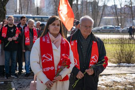 12 апреля, в День космонавтики, коммунисты и комсомольцы Пермского края возложили цветы к памятнику Юрия Алексеевича Гагарина в Перми
