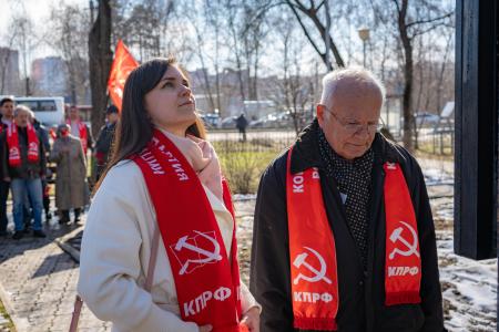12 апреля, в День космонавтики, коммунисты и комсомольцы Пермского края возложили цветы к памятнику Юрия Алексеевича Гагарина в Перми