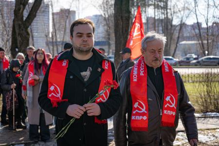 12 апреля, в День космонавтики, коммунисты и комсомольцы Пермского края возложили цветы к памятнику Юрия Алексеевича Гагарина в Перми