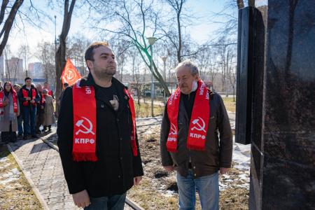 12 апреля, в День космонавтики, коммунисты и комсомольцы Пермского края возложили цветы к памятнику Юрия Алексеевича Гагарина в Перми