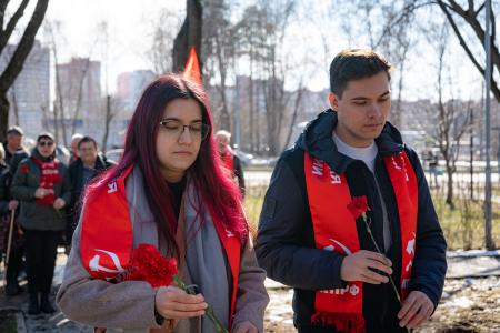 12 апреля, в День космонавтики, коммунисты и комсомольцы Пермского края возложили цветы к памятнику Юрия Алексеевича Гагарина в Перми
