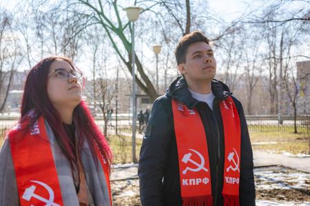 12 апреля, в День космонавтики, коммунисты и комсомольцы Пермского края возложили цветы к памятнику Юрия Алексеевича Гагарина в Перми