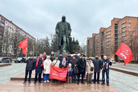 Подмосковные коммунисты: Гагарин – первый  в космосе, мы – в труде!