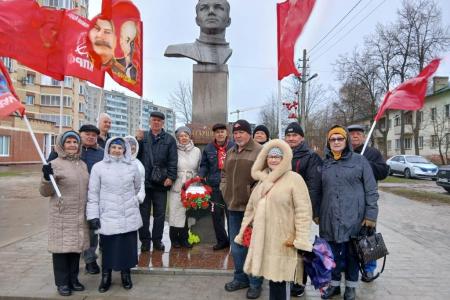 Подмосковные коммунисты: Гагарин – первый  в космосе, мы – в труде!