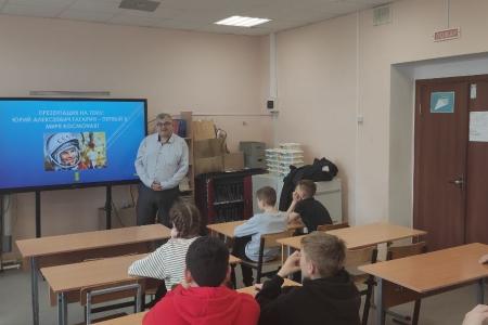 Подмосковные коммунисты: Гагарин – первый  в космосе, мы – в труде!