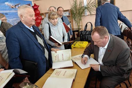 Небо как судьба. В Иванове презентовали уникальный альбом об авиации