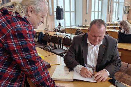 Небо как судьба. В Иванове презентовали уникальный альбом об авиации