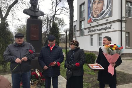 Карачаево-Черкесия: Коммунист Гагарин в наших сердцах