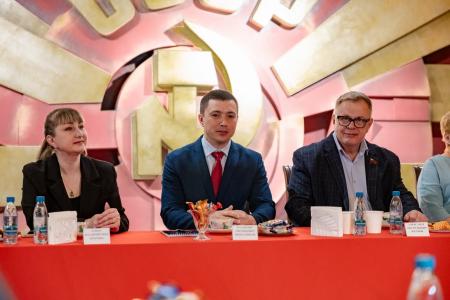 Руководитель фракции КПРФ в Мособлдуме Александр Наумов встретился с трудовым коллективом Дулевского фарфорового завода