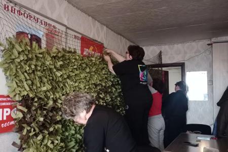 В Забайкалье активистки «Надежды России» плетут очередную маскировочную сеть для бойцов СВО