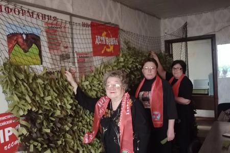 В Забайкалье активистки «Надежды России» плетут очередную маскировочную сеть для бойцов СВО