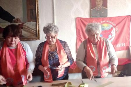 В Забайкалье активистки «Надежды России» плетут очередную маскировочную сеть для бойцов СВО