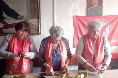 В Забайкалье активистки «Надежды России» плетут очередную маскировочную сеть для бойцов СВО