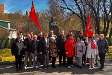 Подмосковные коммунисты: Имя Ленина в наших делах