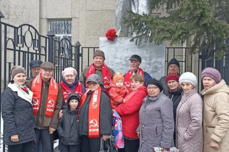 Приём в пионеры, уроки, митинги и возложения цветов — коммунисты Забайкалья отметили день рождения Владимира Ленина