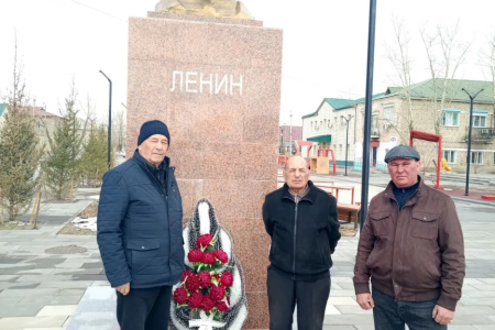 Приём в пионеры, уроки, митинги и возложения цветов — коммунисты Забайкалья отметили день рождения Владимира Ленина