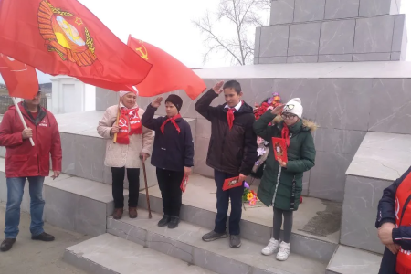 Приём в пионеры, уроки, митинги и возложения цветов — коммунисты Забайкалья отметили день рождения Владимира Ленина