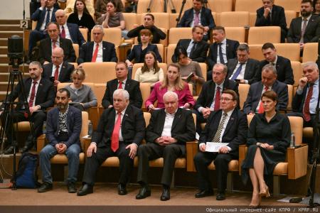 На заседании фракции КПРФ в Госдуме состоялось чествование победителей конкурса детских рисунков и сочинений, приуроченного ко дню космонавтики