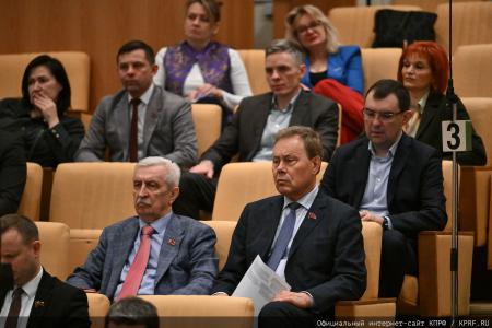 На заседании фракции КПРФ в Госдуме состоялось чествование победителей конкурса детских рисунков и сочинений, приуроченного ко дню космонавтики