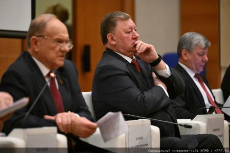 На заседании фракции КПРФ в Госдуме состоялось чествование победителей конкурса детских рисунков и сочинений, приуроченного ко дню космонавтики