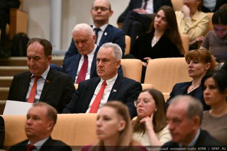 На заседании фракции КПРФ в Госдуме состоялось чествование победителей конкурса детских рисунков и сочинений, приуроченного ко дню космонавтики