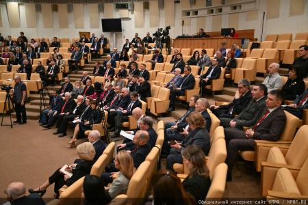 На заседании фракции КПРФ в Госдуме состоялось чествование победителей конкурса детских рисунков и сочинений, приуроченного ко дню космонавтики
