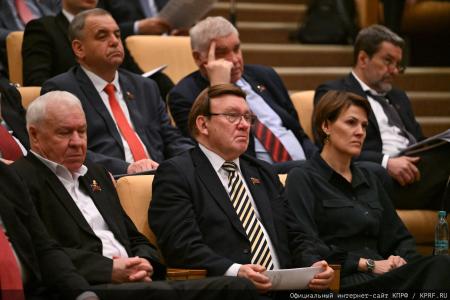 На заседании фракции КПРФ в Госдуме состоялось чествование победителей конкурса детских рисунков и сочинений, приуроченного ко дню космонавтики