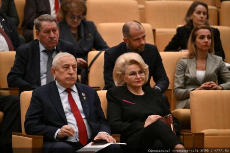 На заседании фракции КПРФ в Госдуме состоялось чествование победителей конкурса детских рисунков и сочинений, приуроченного ко дню космонавтики