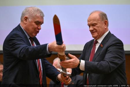 На заседании фракции КПРФ в Госдуме состоялось чествование победителей конкурса детских рисунков и сочинений, приуроченного ко дню космонавтики