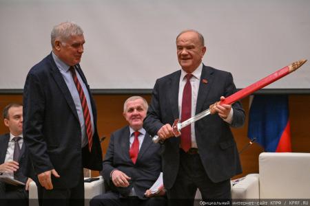 На заседании фракции КПРФ в Госдуме состоялось чествование победителей конкурса детских рисунков и сочинений, приуроченного ко дню космонавтики
