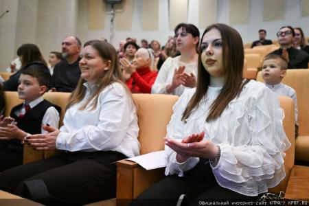 На заседании фракции КПРФ в Госдуме состоялось чествование победителей конкурса детских рисунков и сочинений, приуроченного ко дню космонавтики