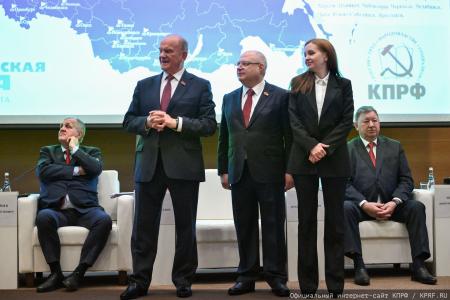 На заседании фракции КПРФ в Госдуме состоялось чествование победителей конкурса детских рисунков и сочинений, приуроченного ко дню космонавтики