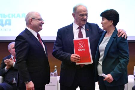 На заседании фракции КПРФ в Госдуме состоялось чествование победителей конкурса детских рисунков и сочинений, приуроченного ко дню космонавтики