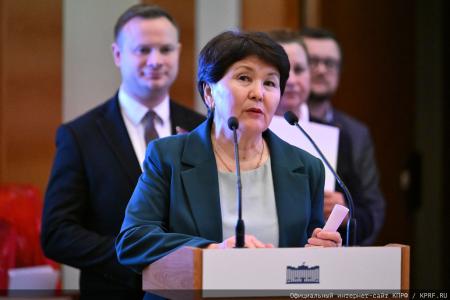 На заседании фракции КПРФ в Госдуме состоялось чествование победителей конкурса детских рисунков и сочинений, приуроченного ко дню космонавтики